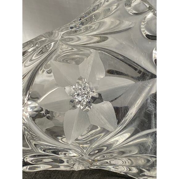 Vintage Crystal Clear Glass Vase with Etched Flower 8 in tall EUC - Picture 10 of 13